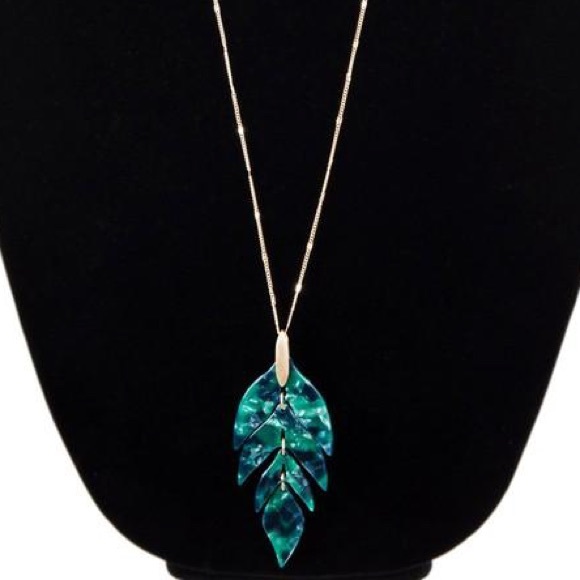Gold Tone Arrow-Leaf Resin Pendant Chain Necklace - Picture 3 of 9